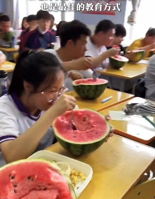 学生教室吃瓜,学生们的夏日休闲时光
