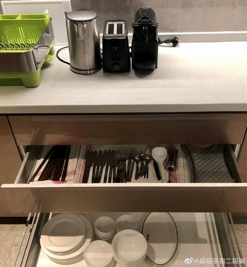 宿舍吃瓜照,揭秘校园生活趣味瞬间