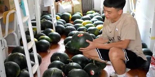 宿舍吃瓜照,揭秘校园生活趣味瞬间