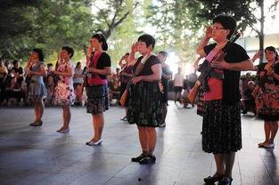 云南大妈跳舞吃瓜,展现独特民族风情