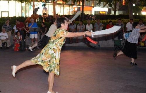 云南大妈跳舞吃瓜,展现独特民族风情