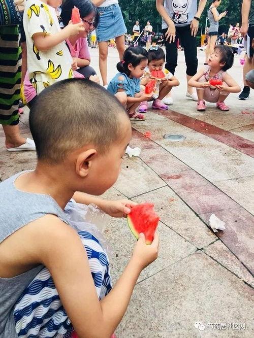 吃瓜的男孩女孩,男孩女孩的甜蜜吃瓜时光