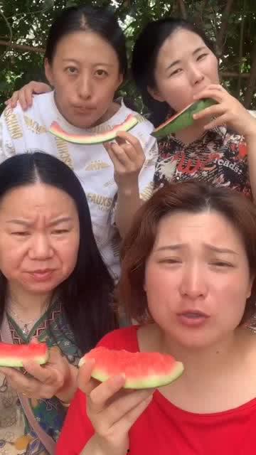 化妆吃瓜视频,笑料百出！