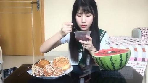 专注吃瓜的小姐姐,聚焦专注吃瓜小姐姐的趣味生活