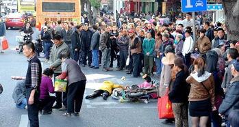 排队吃瓜围观视频,揭秘热门视频背后的吃瓜现象