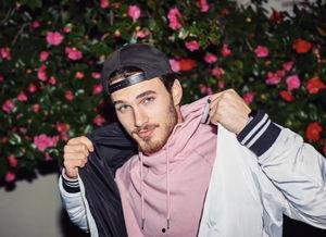 床上吃瓜博主,揭秘网红博主的生活日常