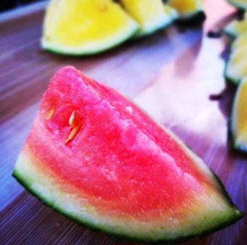 山东郓城商城吃瓜,夏日炎炎，吃瓜群众欢乐多