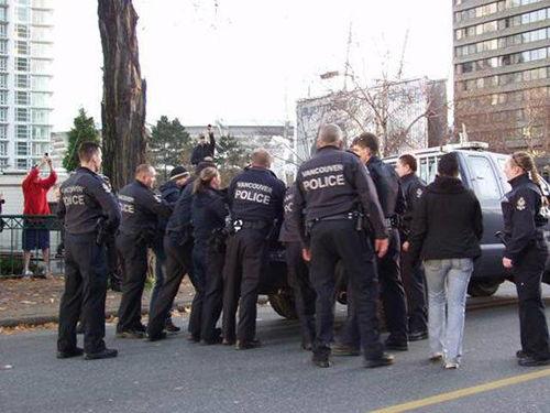 警察抓人路人吃瓜,路人围观吃瓜，社会热点引发热议