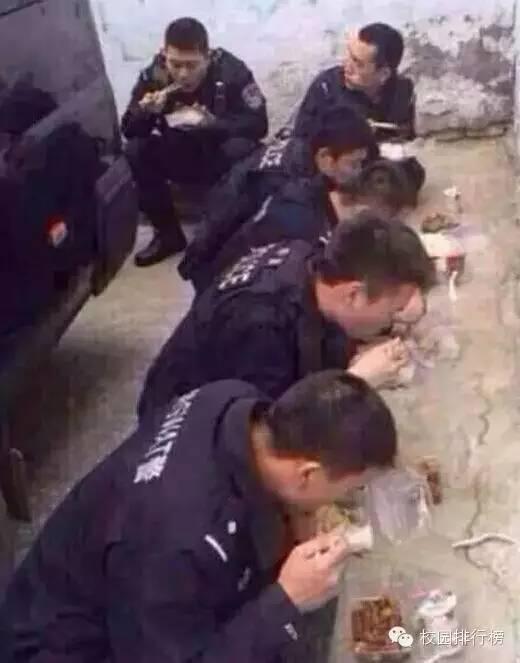 警察抓人路人吃瓜,路人围观吃瓜，社会热点引发热议