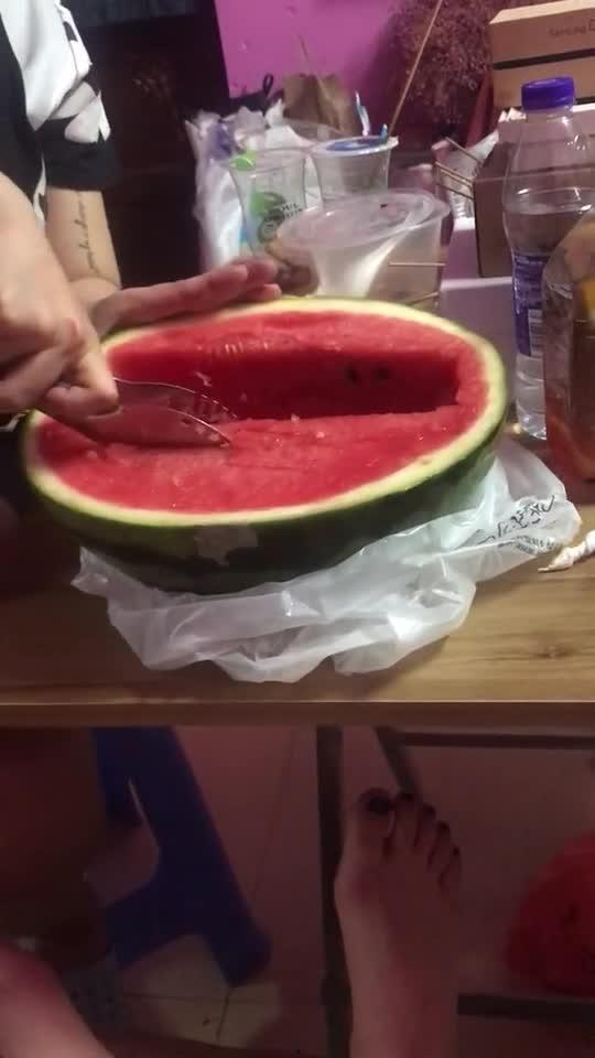 宿舍吃瓜照片,揭秘校园生活趣味瞬间