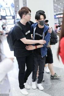 小伙偶遇吃瓜妹