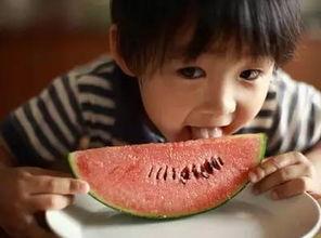 老人给小孩吃瓜,祖孙共享甜蜜时光
